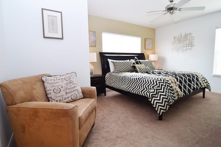 Една от трите луксозни суперголеми спални - тази стая има самостоятелна душ стая