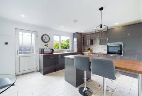 Modern, central Teesside, king, double x2, single