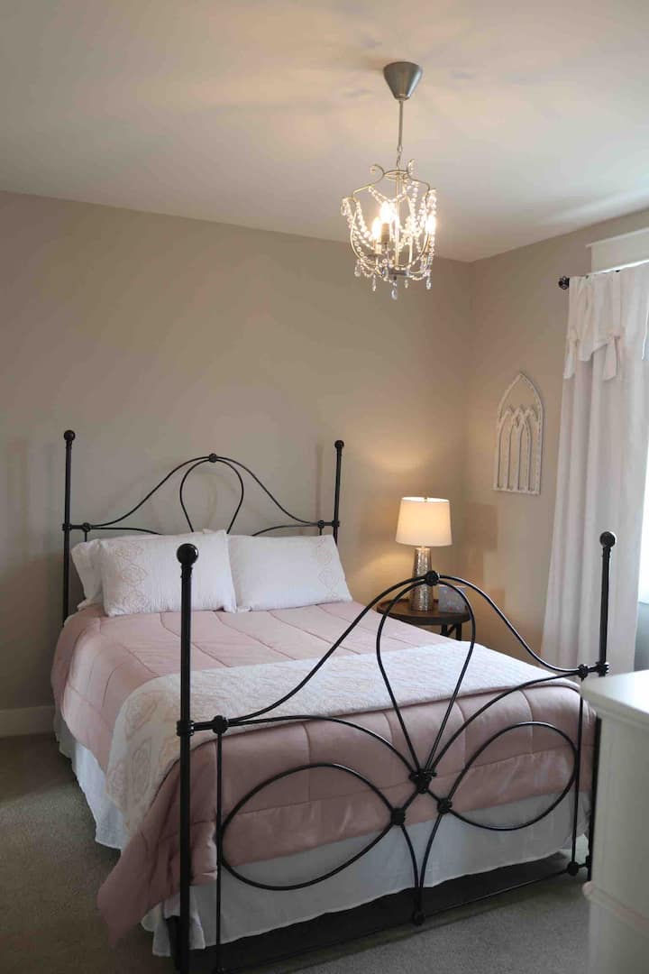 Спална соба на горниот кат со приватна бања