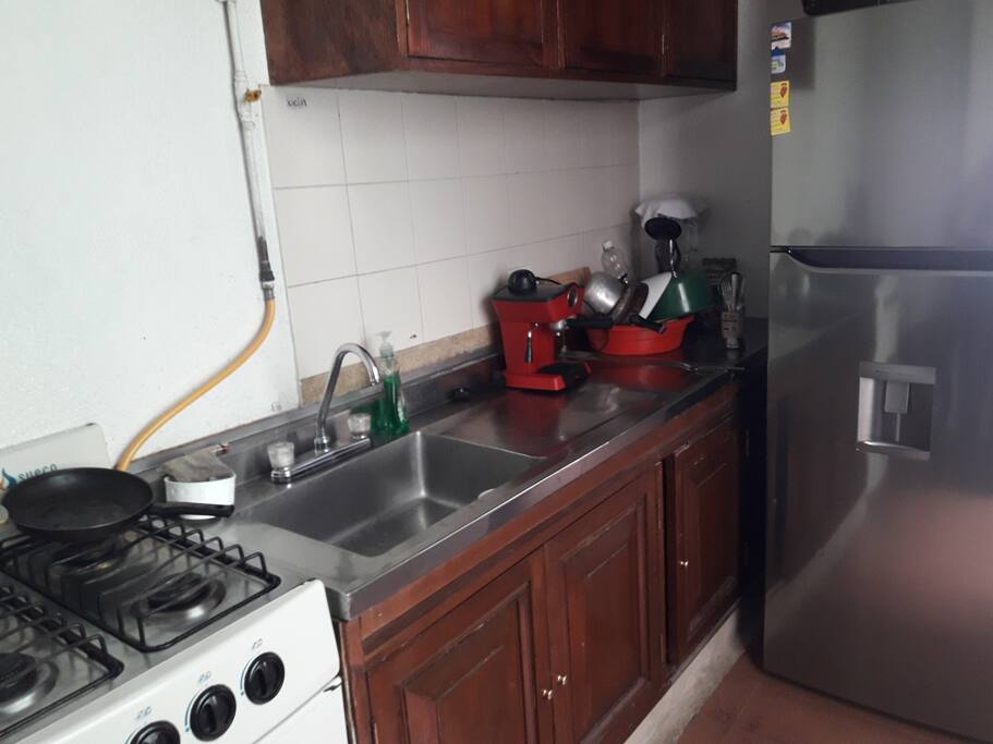 Cocina con lavadora y nevera