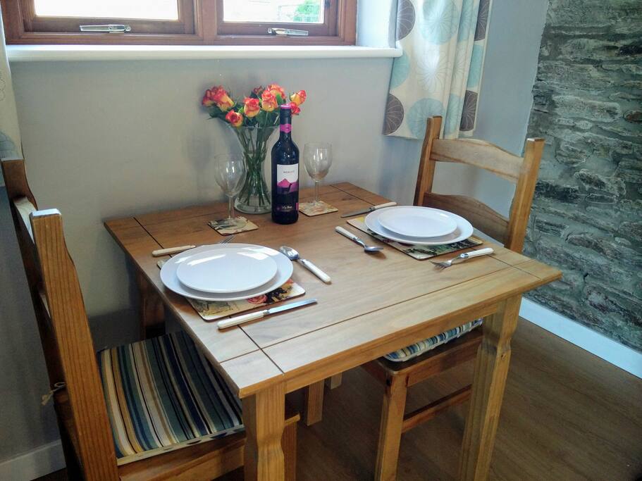 Cosy dining area, for two.