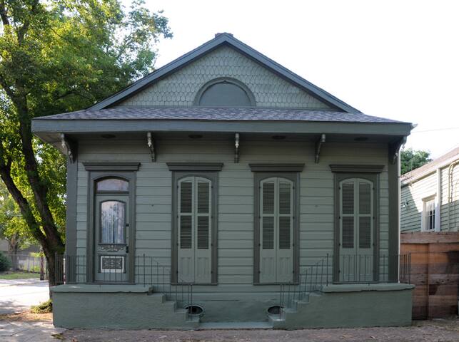 Greenhouse Camelback in the Bywater gallery image 2