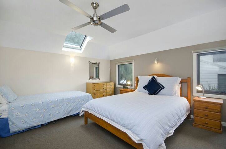 Modern 4 br house 150m beach/shops! gallery image 2