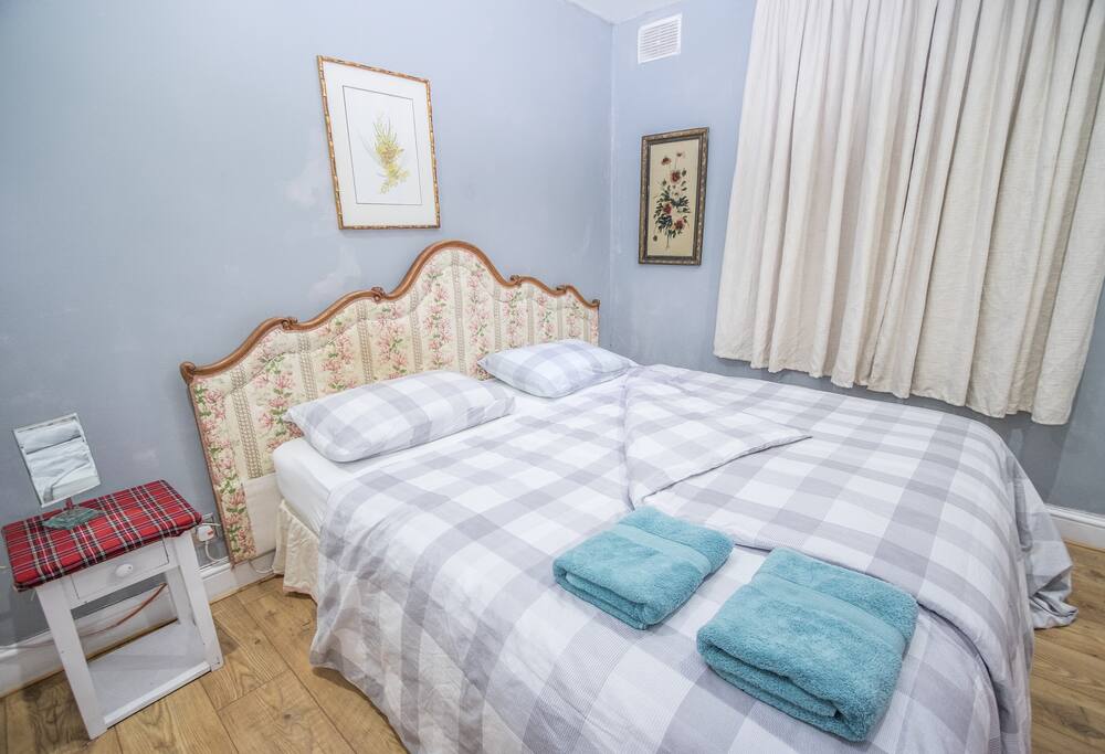 The 2 beds can also become a double bed to fit couples