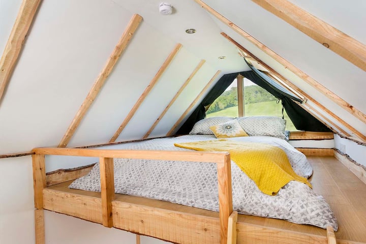 Roshani ya kulala yenye starehe yenye mandhari ya kuvutia