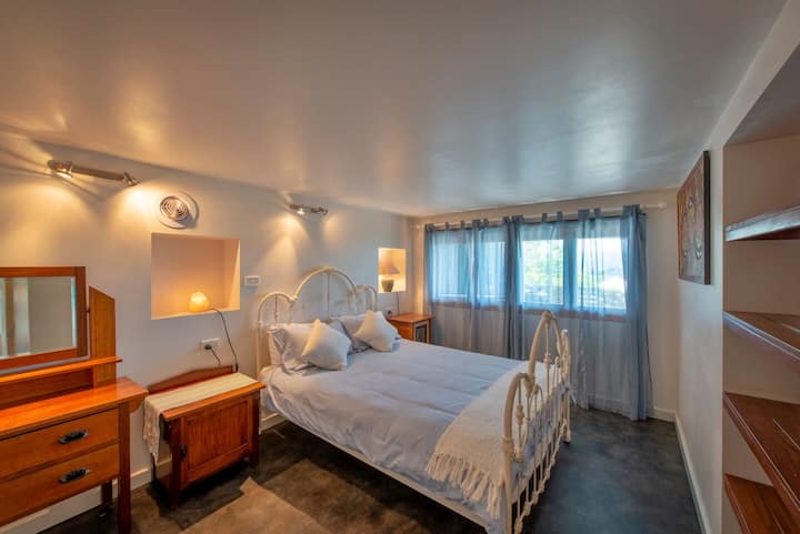 独立卧室配有非常舒适的标准双人床。