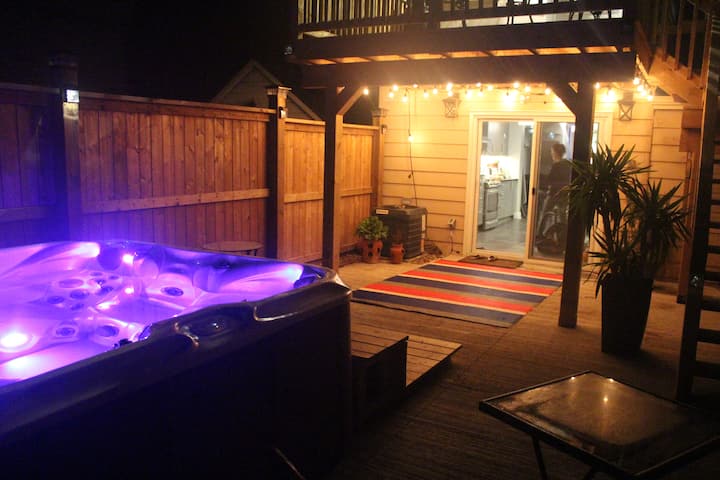 Renovated studio with hot tub downtown.