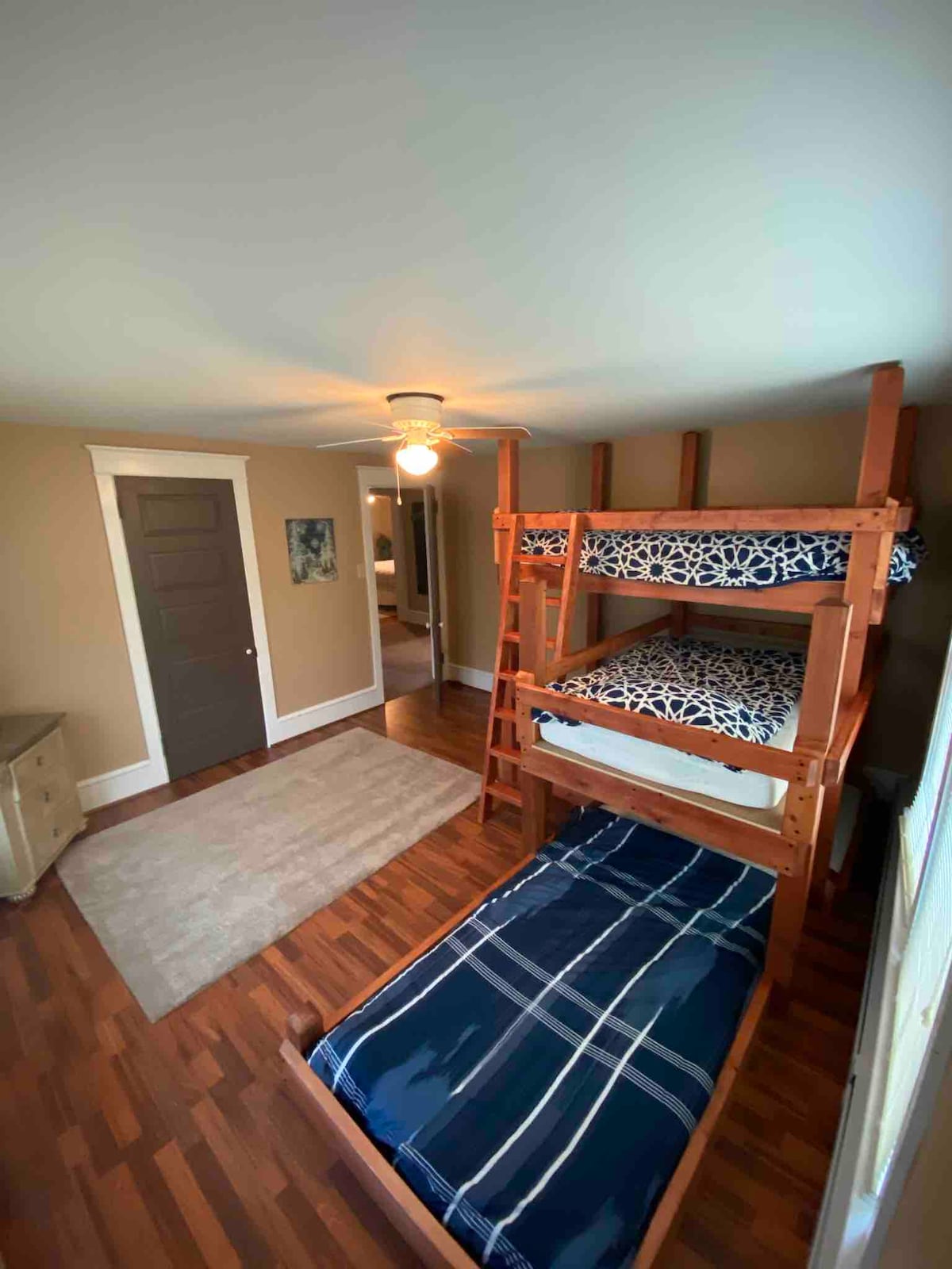 Slaapkamer voor met 4 eenpersoonsbedden