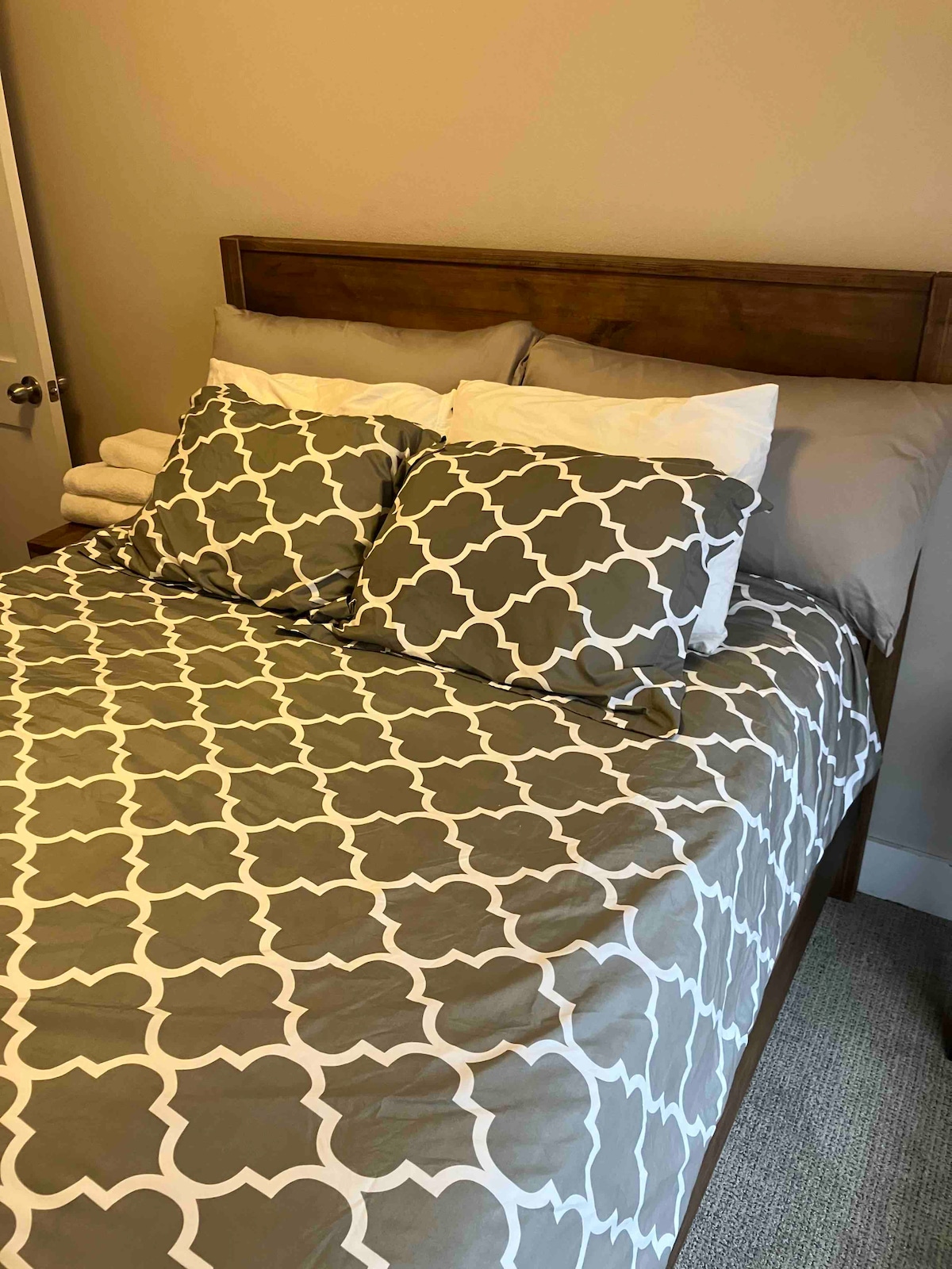 Hlavná spálňa - menšia manželská posteľ; nový matrac s číslom spánku v novembri 2023