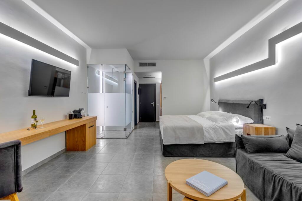 1 st floor Suite