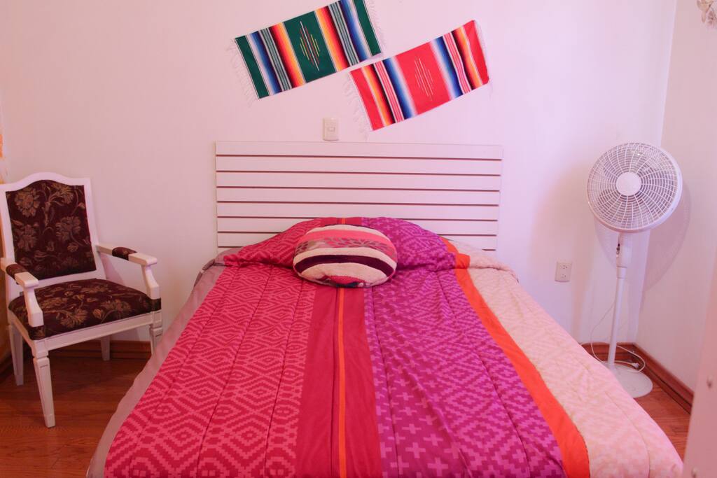 Cama matrimonial cómoda y con ventilador a tu disposición. La silla es deleitable para descansar o leer. cuenta con su llave en la puerta.