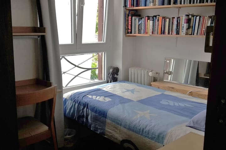 Single room in a family home, central.