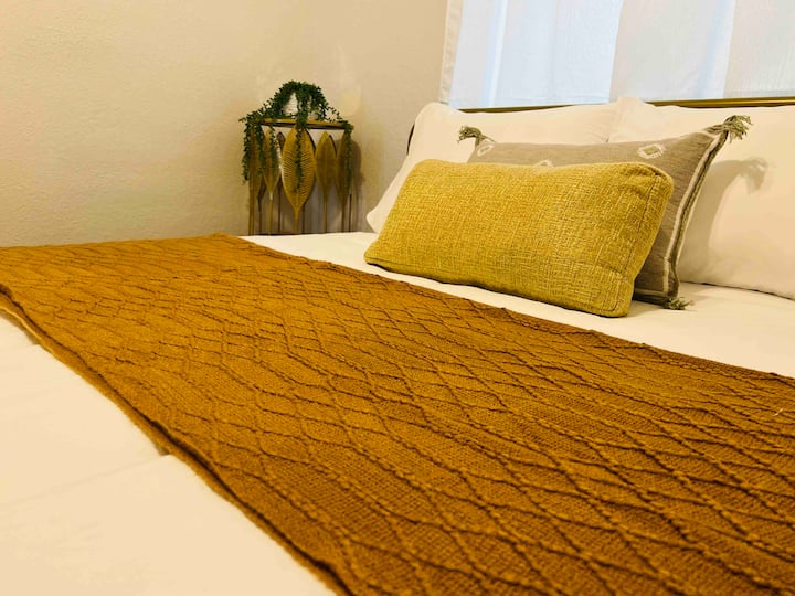 חדר שינה לאורחים משני עם מיטת קווין סייז