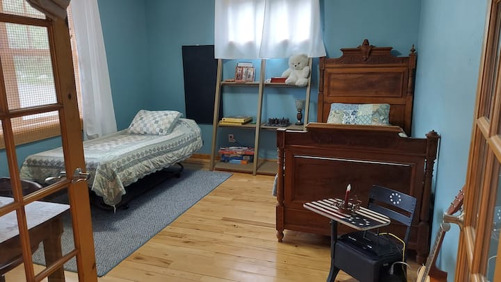 غرفة النوم الرابعة/المكتب - سريران مزدوجان