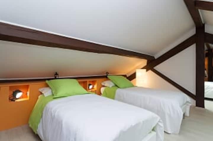 غرفة متجاورة غرفة
كبيرة تحتوي على:
1 سرير مزدوج 140 × 190 سم
2 ليت سيمبليس 90 × 190 سم
مكيف هواء بمظلة سرير
واحد


غرفة نوم واحدة  مع باب منزلق
1 × 160*200 سم سرير مزدوج
1 تلفزيون صغير
1 مكيف هواء متنقل
1 مساحة تخزين