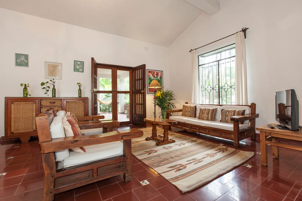Spacious living room. / Sala espaciosa.