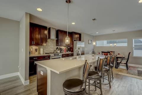 Popular Airbnb listing: Spacious Townhouse with Rooftop Deck! in Jefferson Park