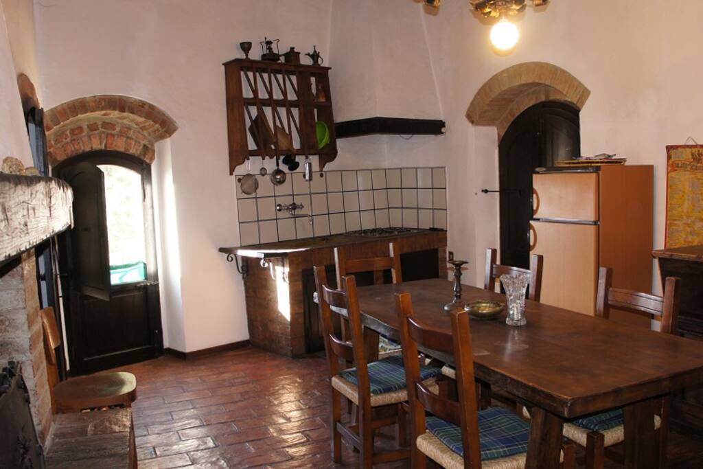 Cucina piano 3°, molto grande circa 30mq, con Caminetto vista del tetto, fatto con travi in legno di oltre metri 7 e travicelli visibili. Ogni Portafinestra ha una piccola Terrazza a vedere Panorama della campagna, Boschi Olivi, Vigneti e sentieri per lunghe passeggiate.