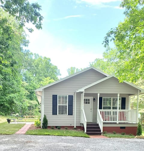 Top performing Airbnb: Upscale Bungalow walk to downtown Hendersonville in Hendersonville