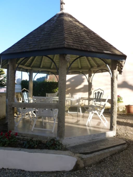 Kiosque dans le jardin