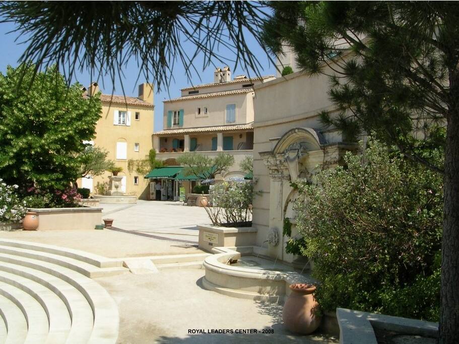 Place de la fontaine au coeur du village