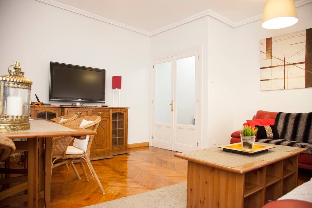 Tv grande y mesa para 6/8 personas