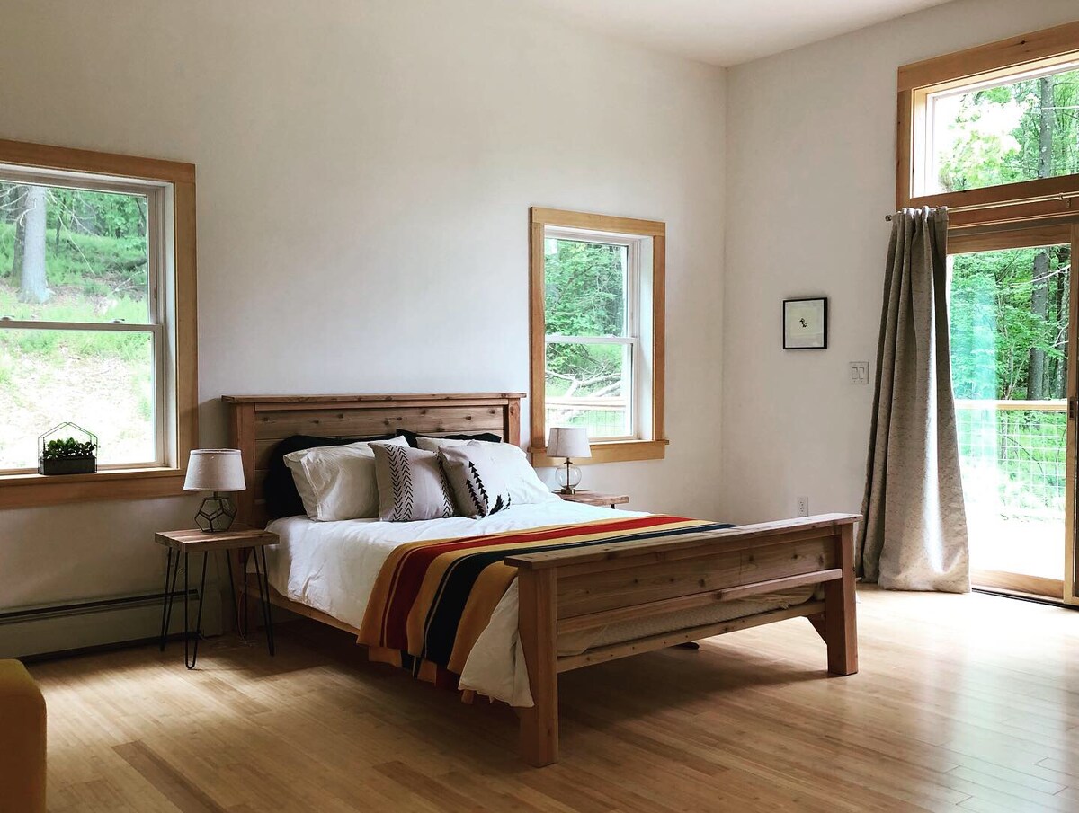 חדר שינה ראשי עם חדר רחצה צמוד 