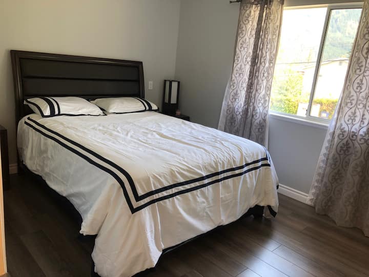 Dormitorio con cama doble doble