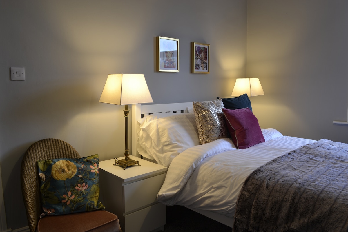 Large double bedroom