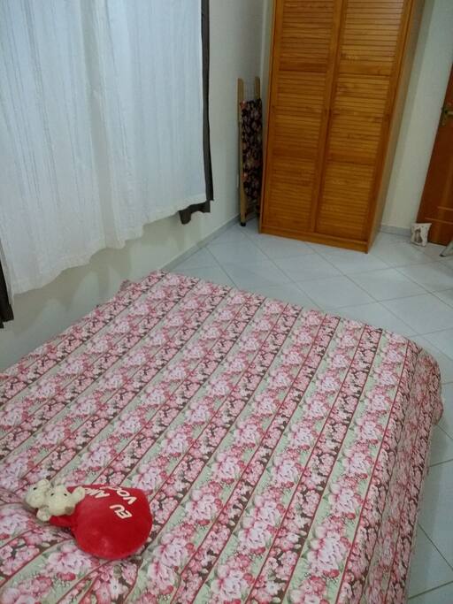 quarto c cama + 2 colchões extras de casal