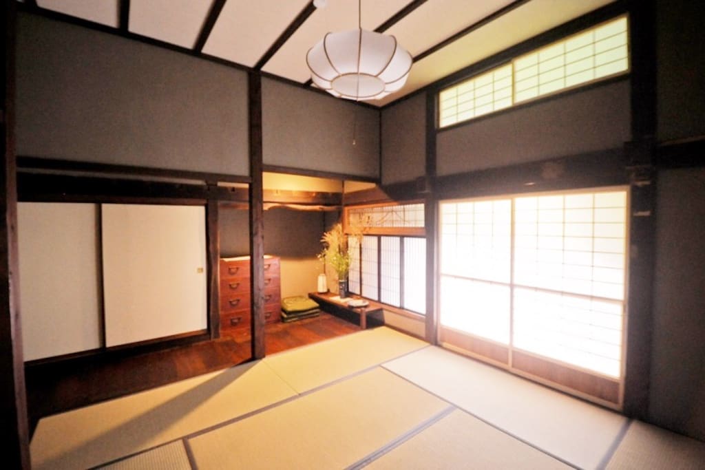 Splendide house offering traditional Japanese architecture. Tatami floor and sliding shōji doors.
