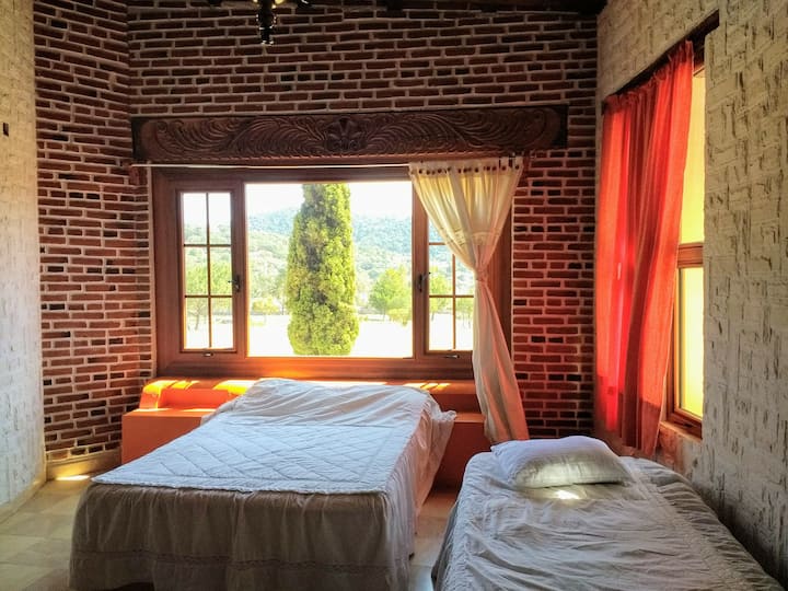 卧室2.配备1张标准双人床和1张1米宽单人床 