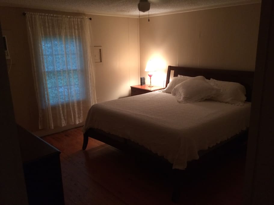 Bedroom with king bed (Tempur-Pedic)