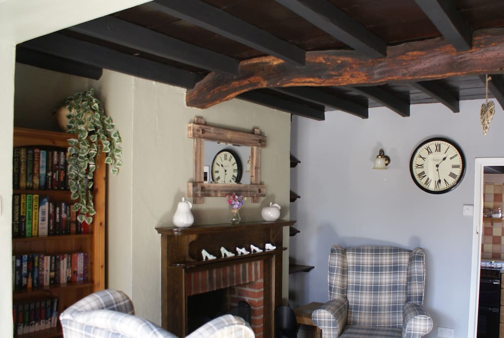 Cottage Snug room with real fire and oak beams