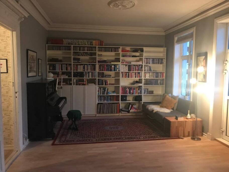 Stue motsatt vei. Mulighet for å sove her.