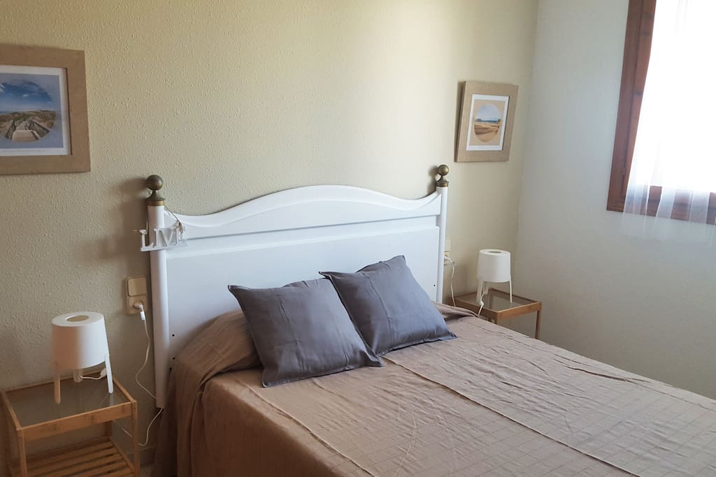 Precioso dormitorio principal con ventilador de techo y armario empotrado
