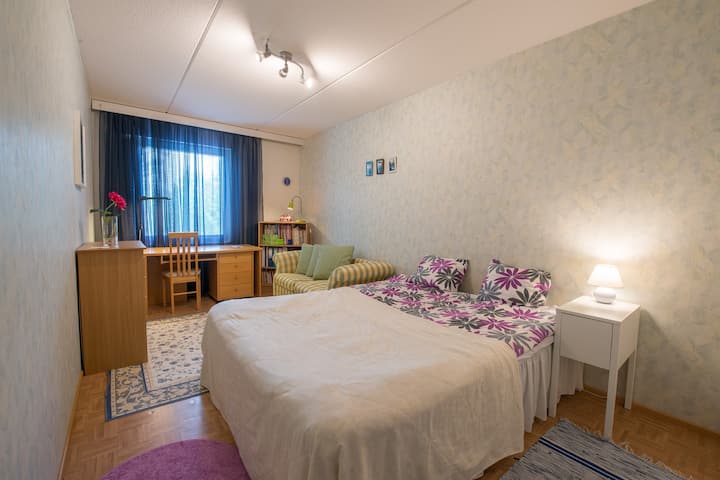 Cama tamaño queen y vista de toda la habitación