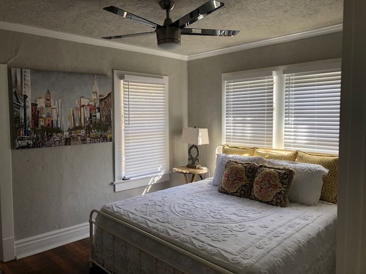 Cama tamaño king con TV de 55 pulgadas.