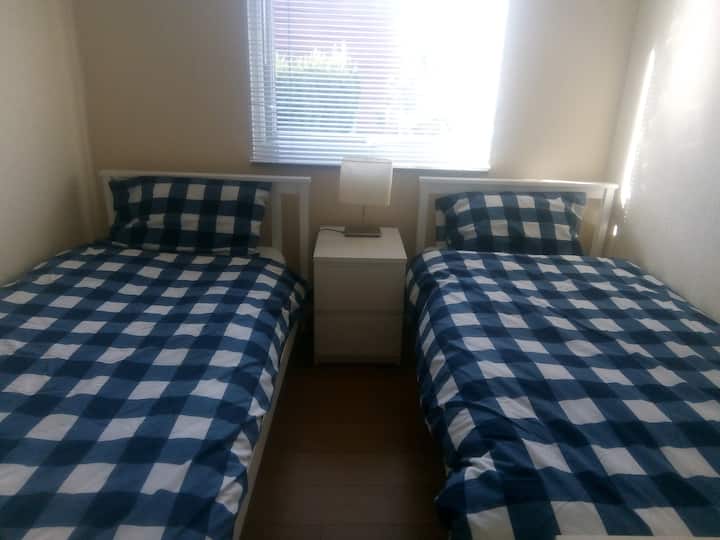 El dormitorio doble: un buen espacio entre las camas a diferencia de algunas cabañas de vacaciones y caravanas. Ten en cuenta los nuevos colchones y ropa de cama para la temporada 2020