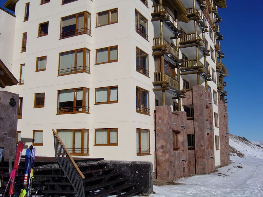Edificio Valle La Luna, Dpto 101, Piso 1, con excelente vista a las canchas de ski y a la cordillera y con ski in - ski out, se arrienda desde el 15 de junio al 16 de septiembre de cada año.