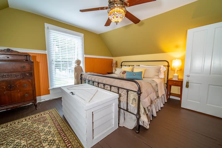 ห้องนอนหลักพร้อมเตียงคิงไซส์ (ชั้นบน) 