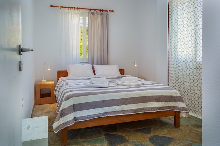 Habitación con cama matrimonial