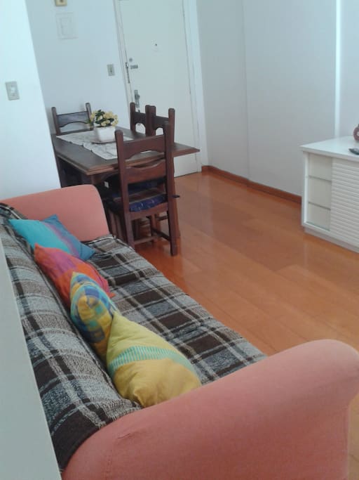sala de estar com sofá para 4 pessoas e mesa de jantar