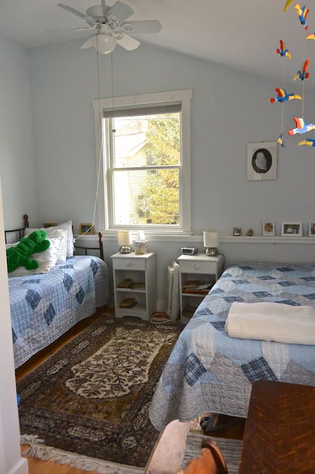 Guest room with twin beds