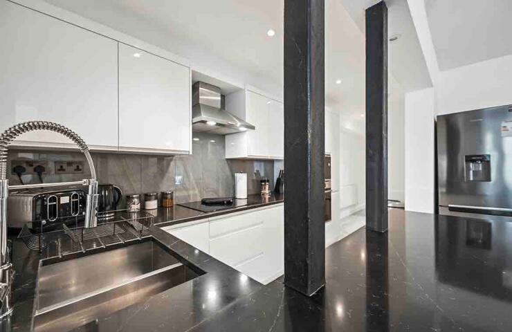 Beautiful 3 Bed/ 2 bath earls court-patio garden gallery image 4