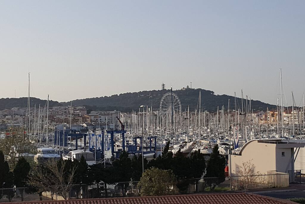 Vue du logement sur les bateaux et le Mont St Loup