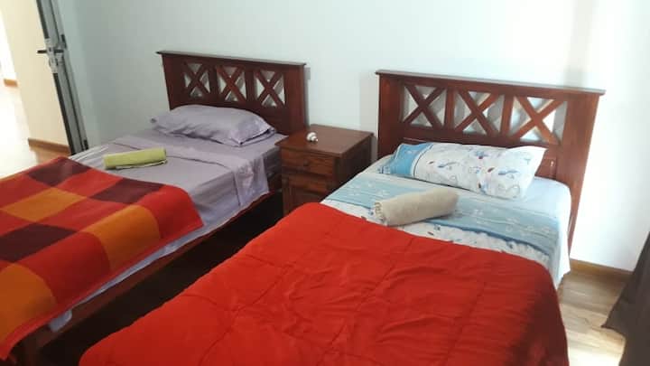 Საწოლი-ნახევარი, გაყოფილი და მდინარის ხედი