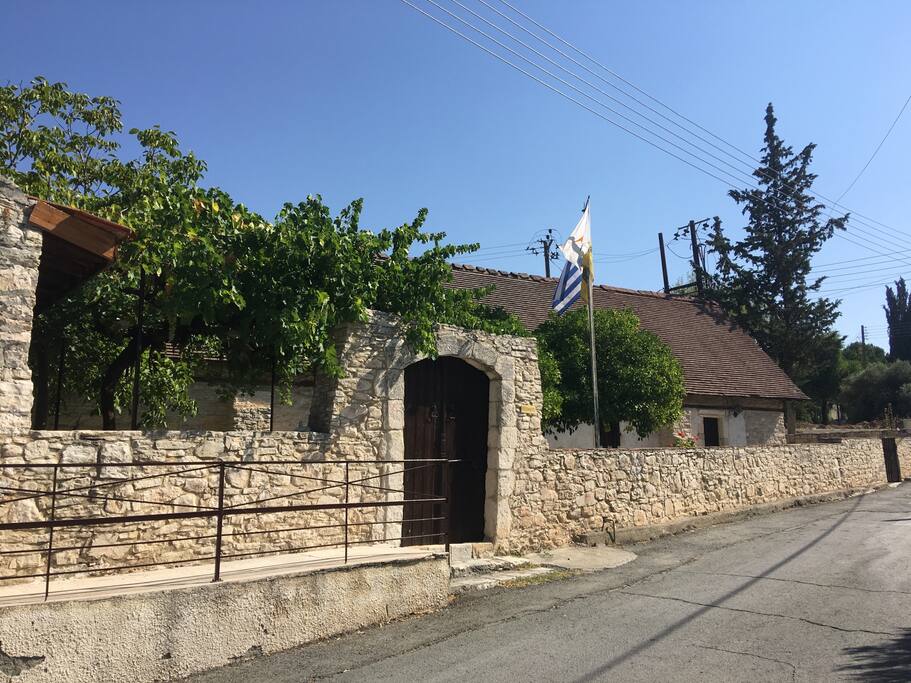 The old church of Ayios Epiphaneios