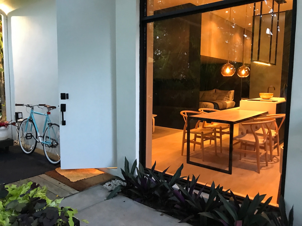 Top performing Airbnb: The Garage. Charming loft. Self check-in. Parking. in Silver Bluff