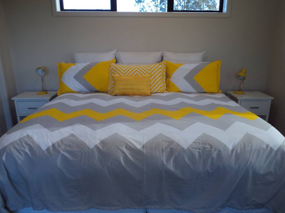 Sunshine Room
King Size bed which can be converted to 2 King Singles
